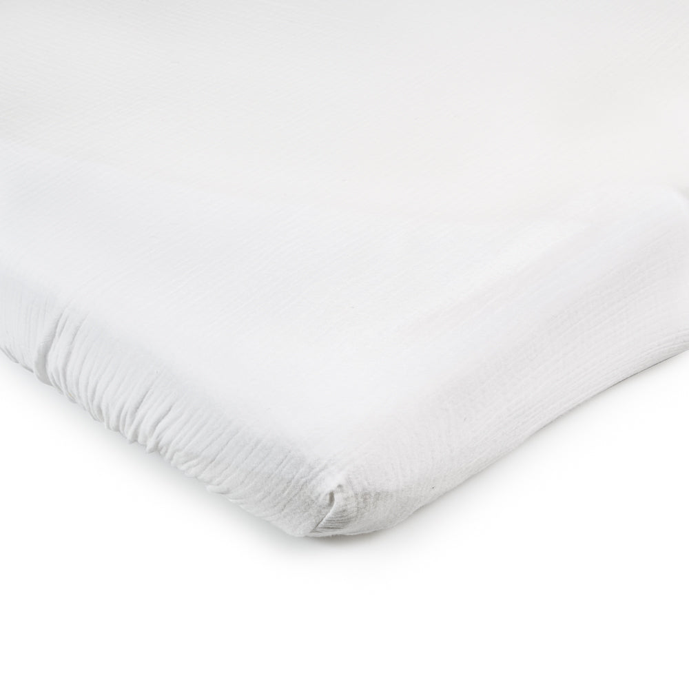 Fitted sheet for crib and moses basket in white